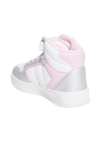 Sneaker alta con un design in pelle sintetica bianca, rosa e argento. Presenta un accento argento testurizzato e un colletto imbottito rosa.