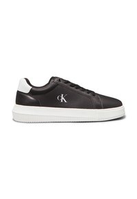 Schwarze Ledersneaker mit weißer Gummisohle, rundem Zehenbereich und flachen Schnürsenkeln. Enthält ein kleines weißes Logo "CK" an der Seite.