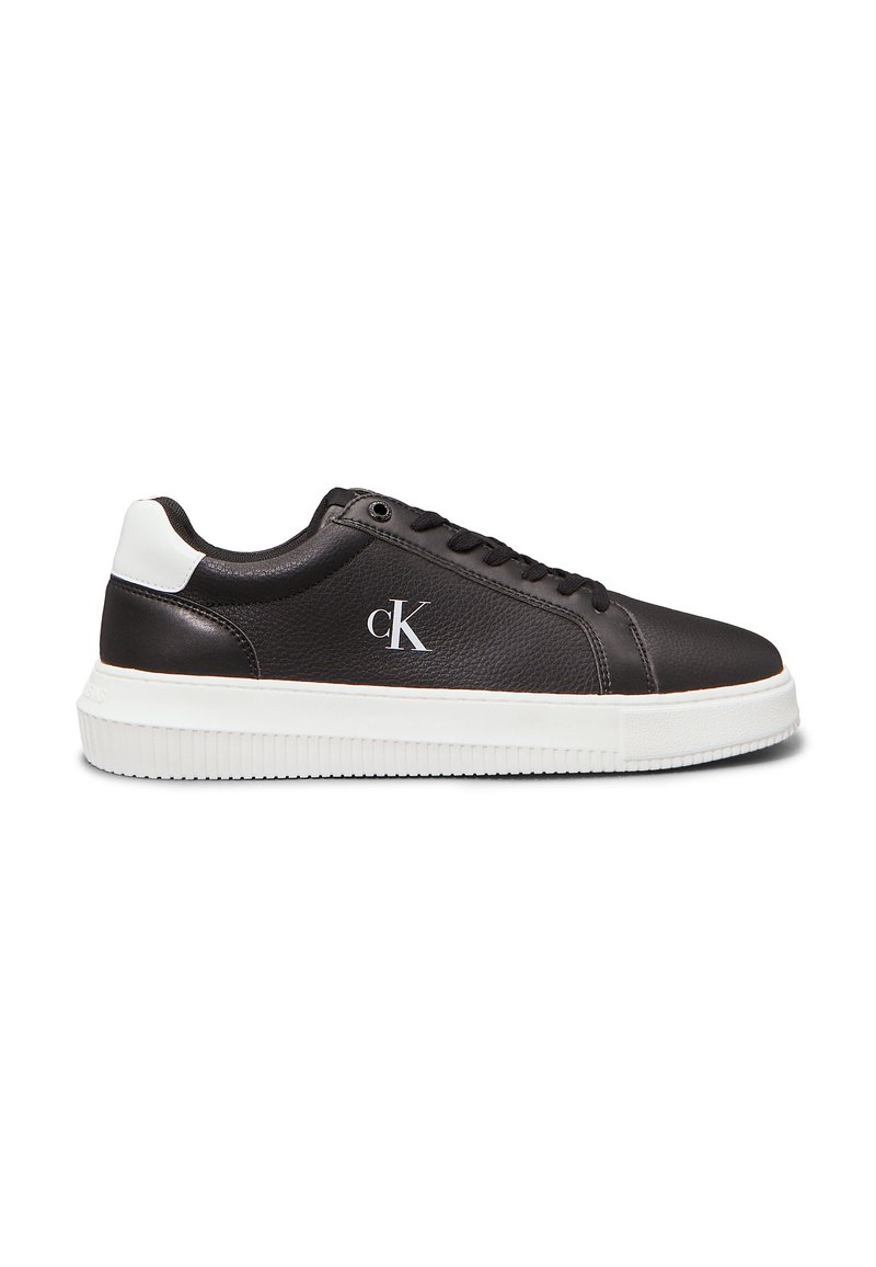 Schwarze Ledersneaker mit weißer Gummisohle, rundem Zehenbereich und flachen Schnürsenkeln. Enthält ein kleines weißes Logo "CK" an der Seite.