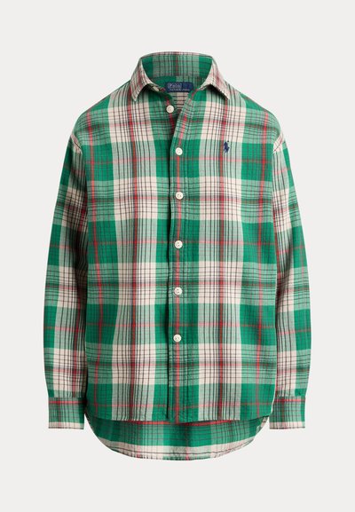 Chemise à carreaux verte, blanche et rouge à manches longues, boutonnée, avec col et petit logo bleu brodé sur la poitrine.