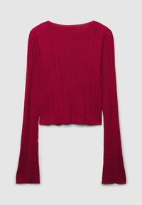 Kurz geschnittener roter Pullover mit geripptem Muster, langen Ärmeln, die am Handgelenk ausgestellt sind, und einem runden Ausschnitt. Glatte Stoffoberfläche.