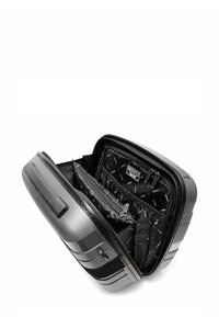 Compact grijze hard-shell case met geopend deksel, waarop zwarte rits- en elastische organisatievakjes binnenin te zien zijn.