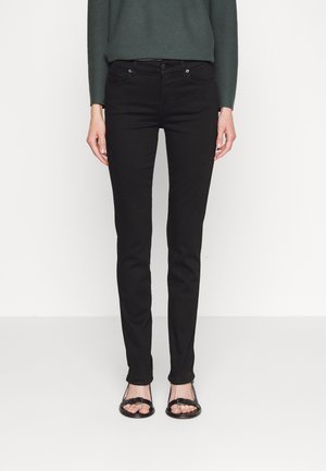 Črne skinny jeans hlače z nizkim pasom, petimi žepi in srebrnimi kovinami. Izdelane so iz denima z gladko teksturo in vsebujejo klasičen dizajn.