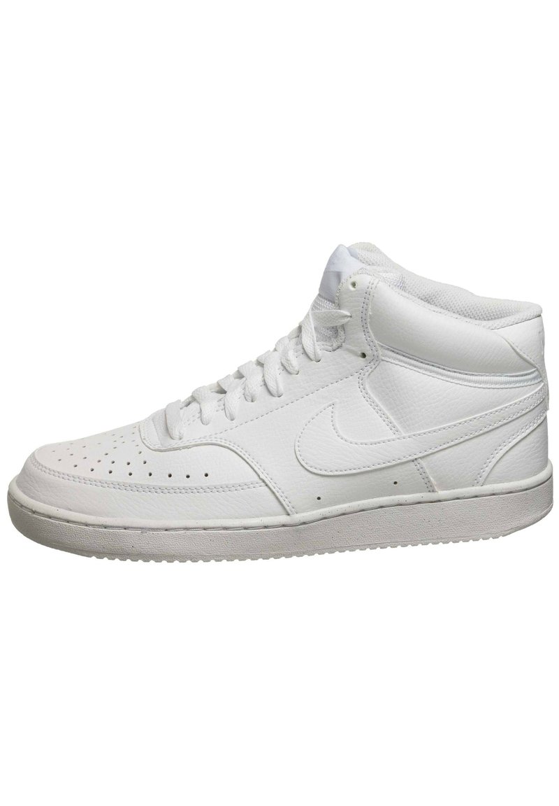 Sneaker montante blanche en cuir avec des perforations sur les orteils, un col rembourré et une surface texturée. Présente un accent de logo.