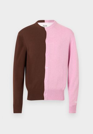 Nööpidega esiosaga kardigan, vertikaalselt jagatud, vasakul tahke pruun ja paremal hele roosa, soonikkoes varrukaservad ja alaäär.