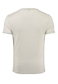 Jasnoszary t-shirt z krótkim rękawem, okrągłym dekoltem, gładką teksturą i lekko postrzępionymi krawędziami dekoltu i dołu.