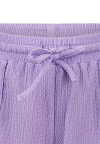 Lichtpaarse terry stof broek met een gestructureerd patroon, voorzien van een elastische tailleband en een trekkoordsluiting in de taille.