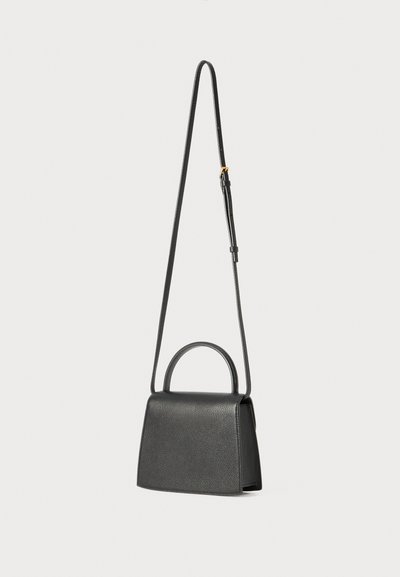 Borsa a tracolla in pelle nera con forma strutturata, manico superiore e tracolla regolabile. Presenta una superficie testurizzata e un design minimalista.