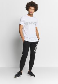 ASICS BIG LOGO SWEAT PANT - Calças de fato de treino - performance black/brilliant white