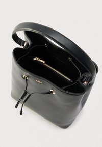 Musta nahkainen säilytyskassi, jossa on kullanvärinen vetoketju, sisätaskut ja kiristysnauhallinen suljenta. Varustettu yhdellä olkahihnalla ja kohokuvioidulla logolla.