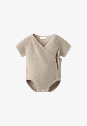 Beige gebreide babyromper met korte mouwen, zijstriksluiting en drie knopen in het kruis voor gemakkelijke luierwissels.