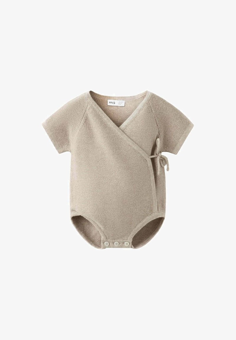Barboteuse beige en tricot à manches courtes pour bébé, fermeture par lien sur le côté et trois boutons à l'entrejambe pour faciliter le change.