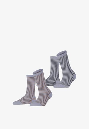 Chaussettes rayées en gris clair, avec des lignes fines alternées en marron et noir. Fabriquées en matériau doux, longueur mi-mollet avec un haut côtelé.