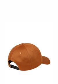 Gorra marrón con corona redondeada, detalles cosidos y correa trasera ajustable para un buen ajuste. Textura de tela suave, sin logotipos ni patrones visibles.