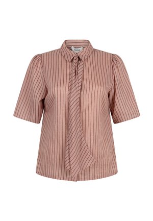 Roze blouse met korte mouwen, verticale dunne rode strepen, een kraag en een voorstrikdetail.