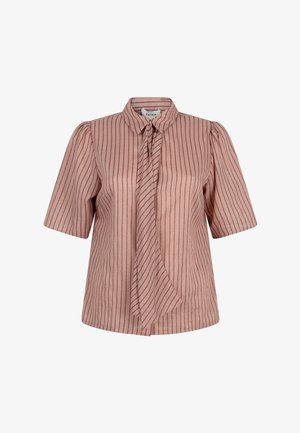 Blouse rose à manches courtes avec de fines rayures rouges verticales, un col, et un détail de nœud à l'avant.