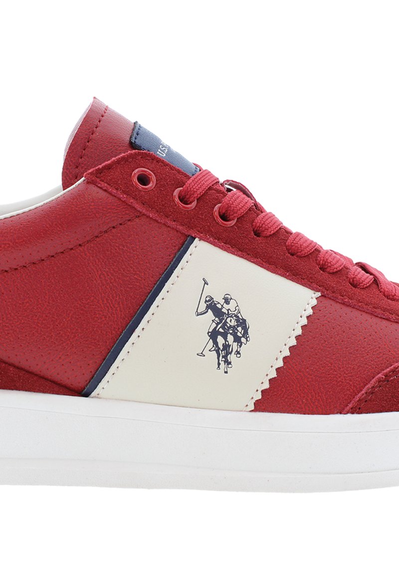 Baskets en cuir rouge avec un panneau blanc, présentant un graphisme de joueur de polo. Tige texturée et accents bleus contrastants sur la languette et les lacets.