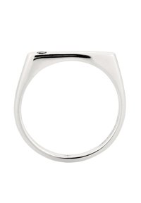 Sølvring med en glat, poleret finish. Har et geometrisk design med en flad top og afrundede kanter. Fremhævet med en lille sort detalje.