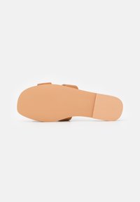 Steve Madden ZARNIA - Slippers - cognac