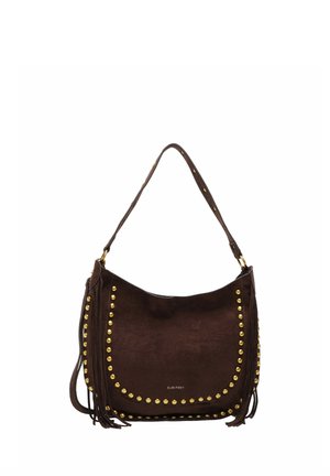 Bolso de hombro de ante marrón oscuro con tachuelas doradas a lo largo de los bordes y largas flecos en los costados, con una sola correa y un pequeño logotipo en el frente.