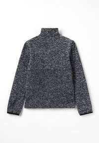 Ciemnoszary, długorękawowy sweter z golfem, wykonany z teksturowanej, tkanej tkaniny z subtelnym wzorem i bocznymi rozcięciami na dole.