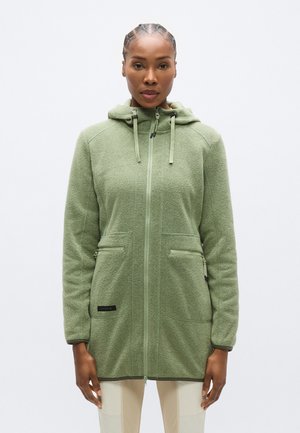 Grüne Fleecejacke mit durchgehendem Reißverschluss, verstellbarer Kapuze und zwei seitlichen Reißverschlusstaschen. Der Stoff hat eine strukturierte, weiche Oberfläche.