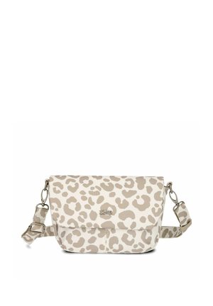 Pequeño bolso bandolera con estampado de leopardo en beige y marrón claro, cierre con solapa, correa ajustable y logo metálico en la parte delantera.