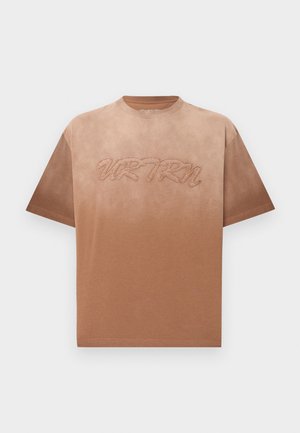 Brązowa koszulka z krótkim rękawem z gradientowym cieniowaniem i naszytym napisem "URTRN" na piersi, z okrągłym dekoltem i luźnym krojem.