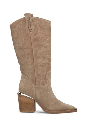 Bota de cowboy de ante beige con intrincados patrones de costura, punta afilada y un tacón de madera grueso con un acento metálico.