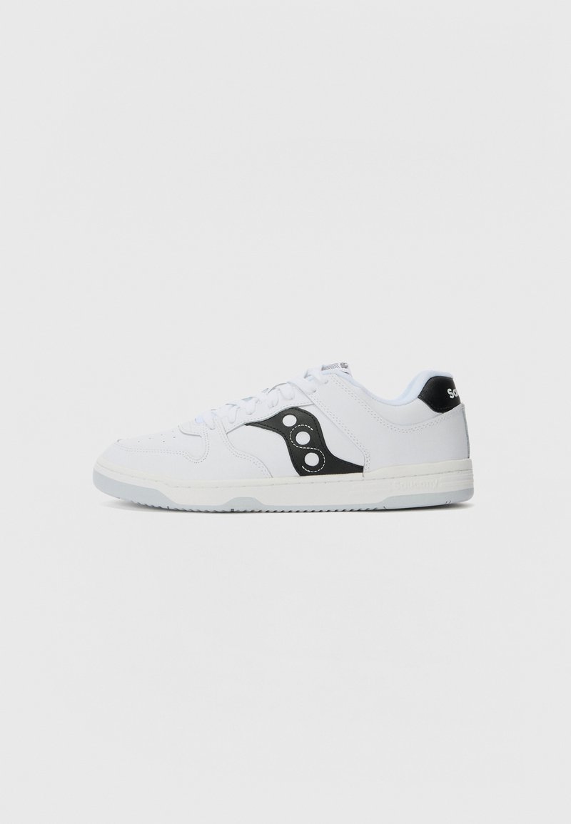 Sneaker bianco con tomaia in pelle testurizzata, logo a contrasto nero, occhielli rotondi, lacci bianchi e suola in gomma con leggero battistrada.