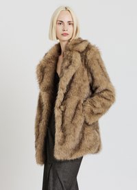 Cappotto in finta pelliccia marrone con una texture morbida, colletto ampio e tasche laterali, caratterizzato da una silhouette leggermente oversize e un aspetto morbido e lussuoso.