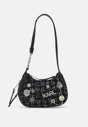 Sac à épaule en tweed noir avec des accents argentés, arborant le nom "KARL", divers boutons décoratifs et une sangle en cuir lisse.