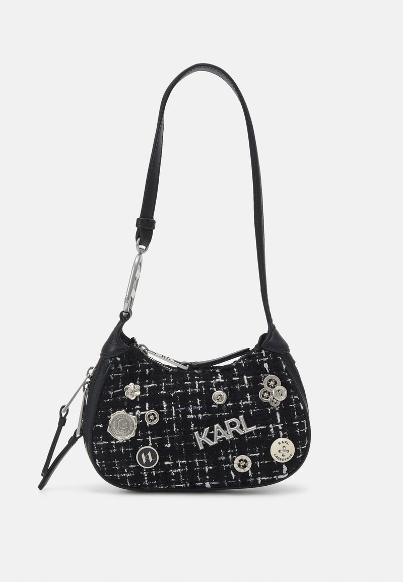 Sac à épaule en tweed noir avec des accents argentés, arborant le nom "KARL", divers boutons décoratifs et une sangle en cuir lisse.