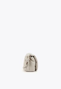 Borsa in pelle beige morbido con manico annodato, forma rotonda, texture liscia e design minimalista. Nessun motivo o accessorio visibile.