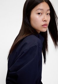 GAP GAPSTUDIO POPLIN BELTED MAXI SHIRTDRESS - Tričkové šaty - navy uniform