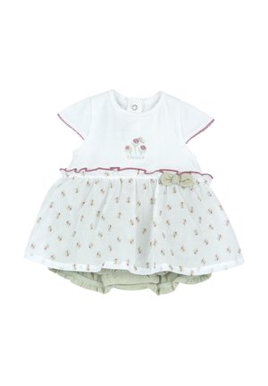 Bílé šaty s růžovými doplňky, krátkými rukávy a vyšívanými květinami. Zavinovací pás s květinovým vzorem, doplněné světle zelenými kalhotkami.