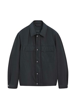 Giacca nera leggera con collo a camicia, bottoni a pressione e due tasche sul petto. Realizzata in tessuto liscio e resistente con maniche lunghe.
