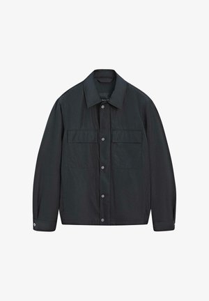 Giacca nera leggera con collo a camicia, bottoni a pressione e due tasche sul petto. Realizzata in tessuto liscio e resistente con maniche lunghe.