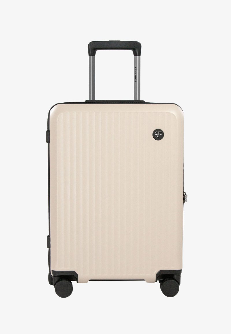 Hårdt skal bagage i beige med lodrette riller, sorte detaljer, et teleskophåndtag og fire hjul til mobilitet.