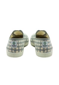 Szürke és bézs kockás vászoncipők fehér gumitalppal és környezetbarát márkázással a saroknál, lekerekített formával és puha textúrával.