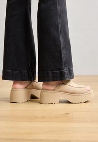 NEW HEIGHTS SLIDE - Sandales compensées - mustard seed