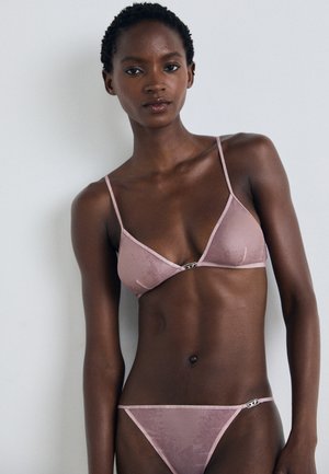 Lichtroze fluwelen bikini set met een driehoekige bralette met verstelbare bandjes en een klein hardware accent in het midden. Getextureerde afwerking.