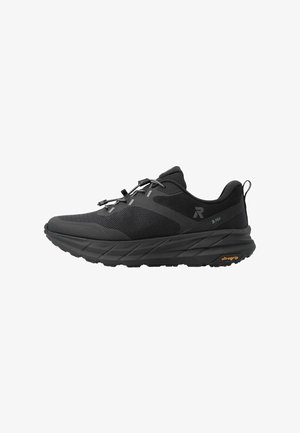 Schwarzer Sportschuh mit Mesh-Obermaterial, dicker Sohle, elastischen Schnürsenkeln, Zuglasche an der Ferse und "ultragrip" Label an der Seite der Sohle.