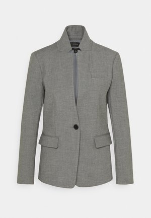 Grau maßgeschneiderter Blazer mit einem schwarzen Knopf, mit Kerbkragen, zwei vorderen Klappentaschen und einer Brustleistentasche, auf weißem Hintergrund dargestellt.
