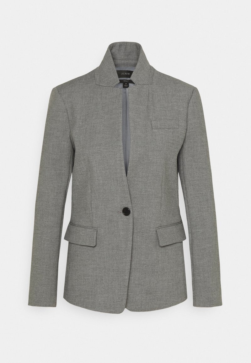Veste grise cintrée avec un unique bouton noir, col cranté, deux poches avant à rabat et une poche poitrine passepoilée, présentée sur fond blanc.