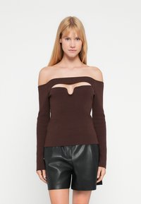 Καφέ τοπ έξω από τους ώμους με μακριά μανίκια, με V-σχήμα κοψίματος στο ντεκολτέ, κατασκευασμένο από ύφασμα με ριμπ υφή.