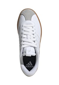 Scarpa atletica bianca con tomaia in pelle testurizzata e suede, dettagli grigi e suola in gomma. Presenta lacci e logo sulla linguetta.