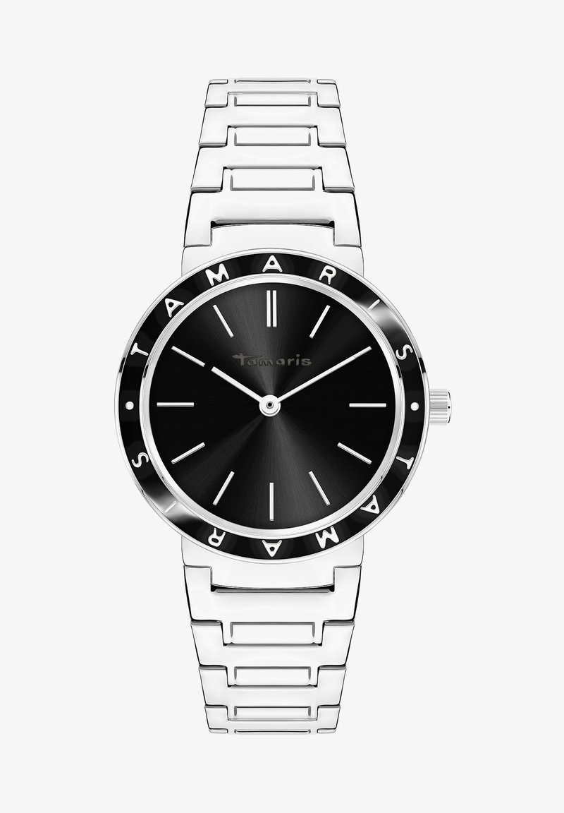 Zilveren metalen horloge met een zwarte wijzerplaat, ronde kast, minimalistische uurmarkeringen en een metalen schakelarmband. Bevat de merknaam "Tamaris" op de lunette.