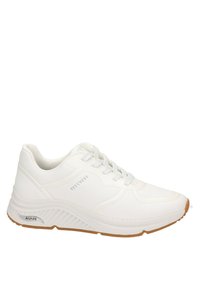 Sneaker atletico bianco con tomaia sintetica testurizzata, chiusura con lacci, suola imbottita e suola in gomma con etichetta "Arch Fit".