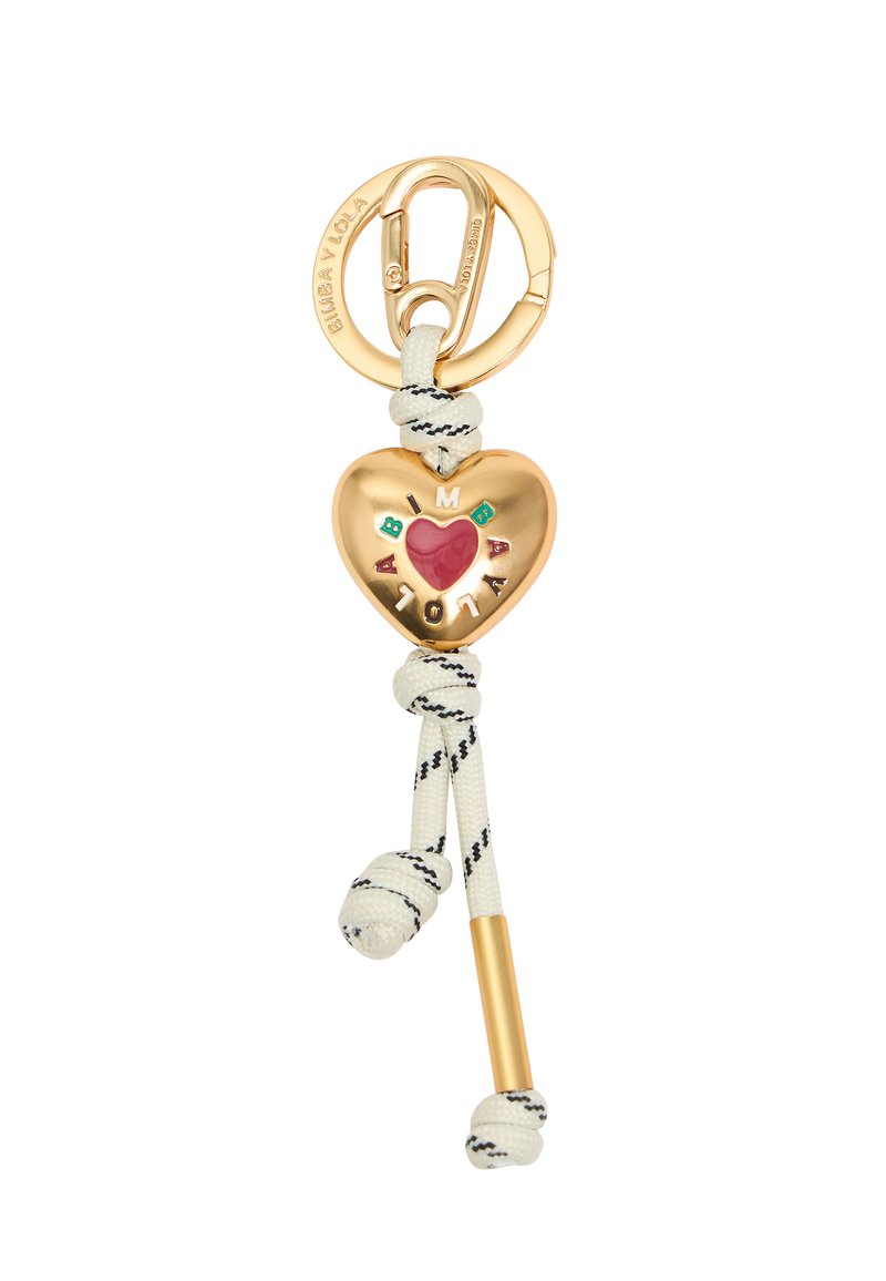 Llavero en forma de corazón dorado con un corazón incrustado en rojo, letras multicolores y acentos de cuerda blanca. Cuenta con un clip dorado para su sujeción.